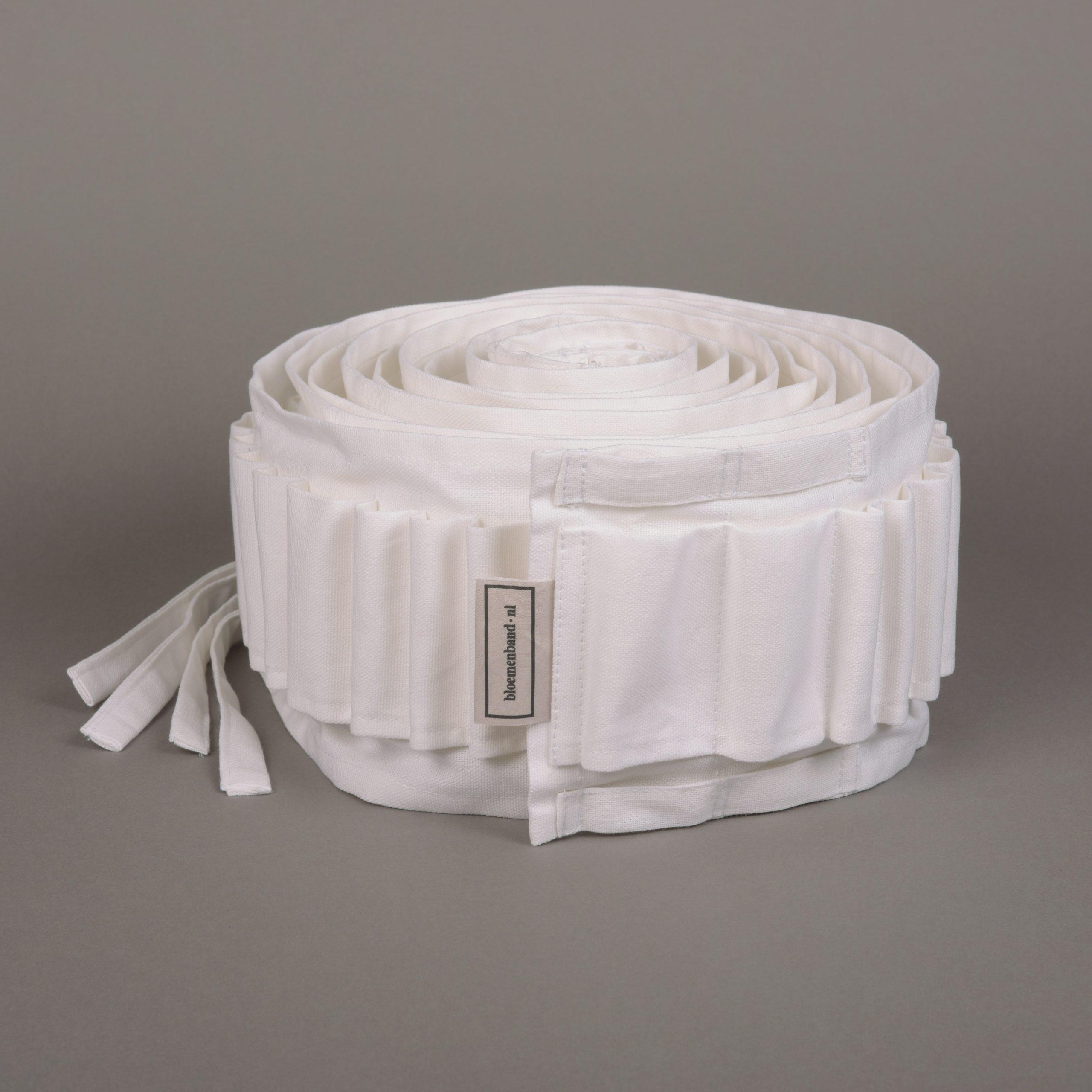 Witte Bloemenband voor om de uitvaartkist