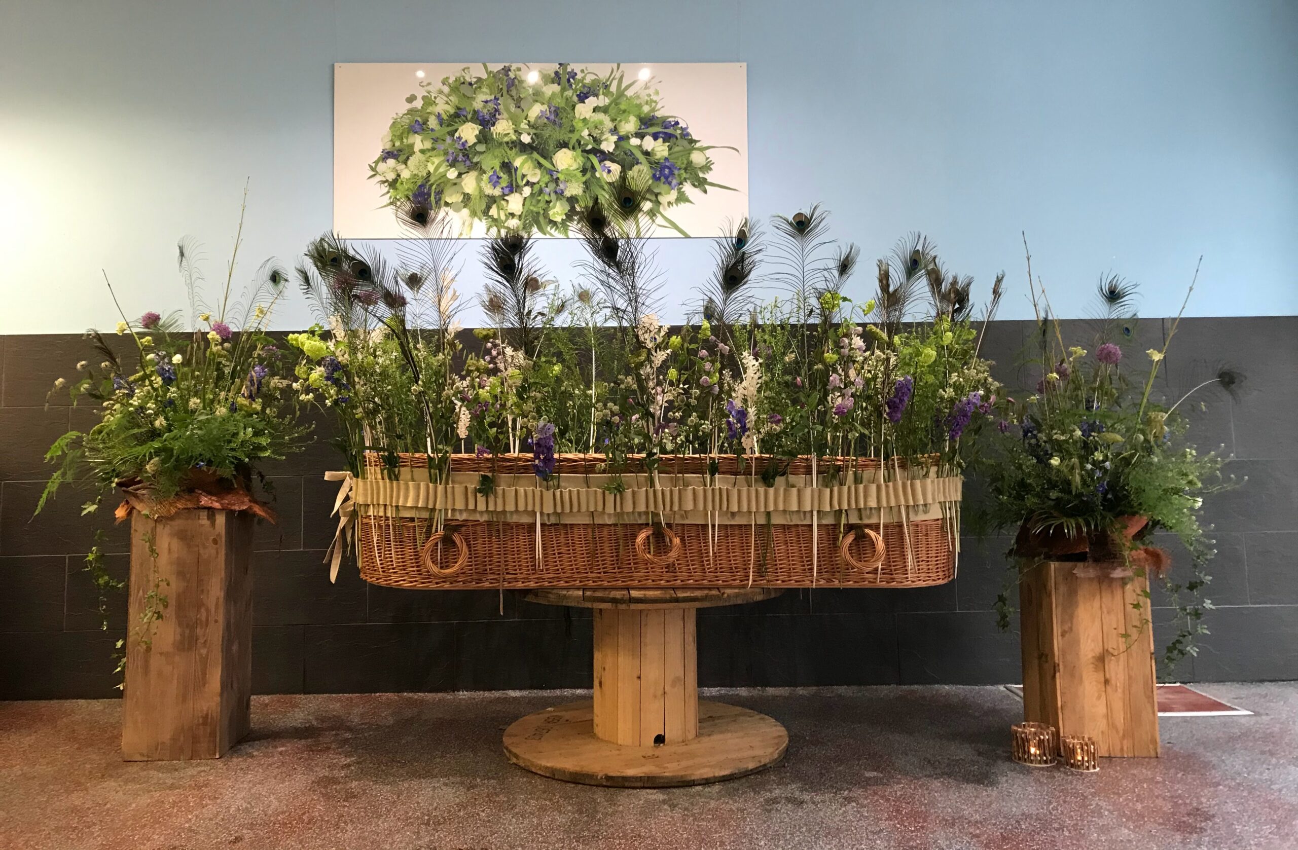 Bloemenband van jute foto om Cromer mand van Green Coffins foto Arenda Oomen